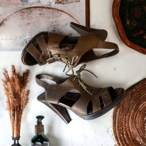 𝅺ALDO-BROWN vintage distressed leather lace up wood heeled sandals. Size 9 - Picture 5 of 12